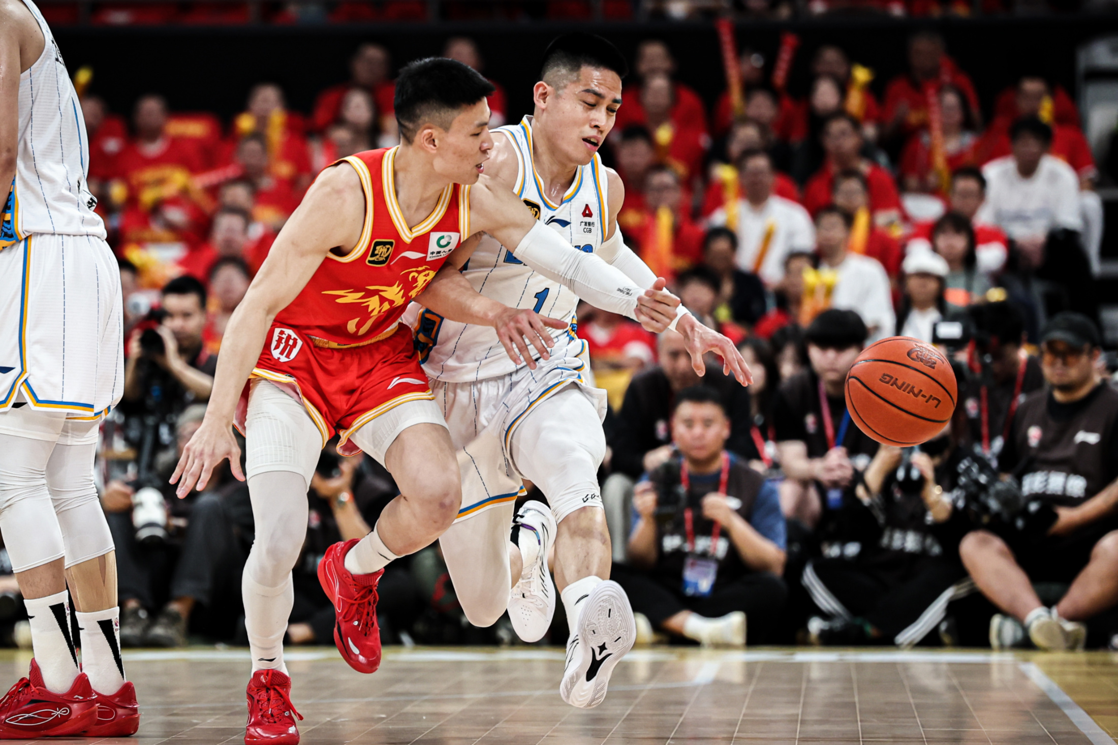 加时末段广东宏远豪取连胜:CBA常规赛节点到来;赛场秩序良好;年轻球员得到机会的简单介绍 加时末段广东宏远豪取连胜:CBA常规赛节点到来;赛场秩序良好;年轻球员得到机会的简单介绍