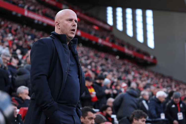 关键时刻突围战来临，利物浦围绕荷甲回应争议，信心回归，阵容厚度经受考验的简单介绍